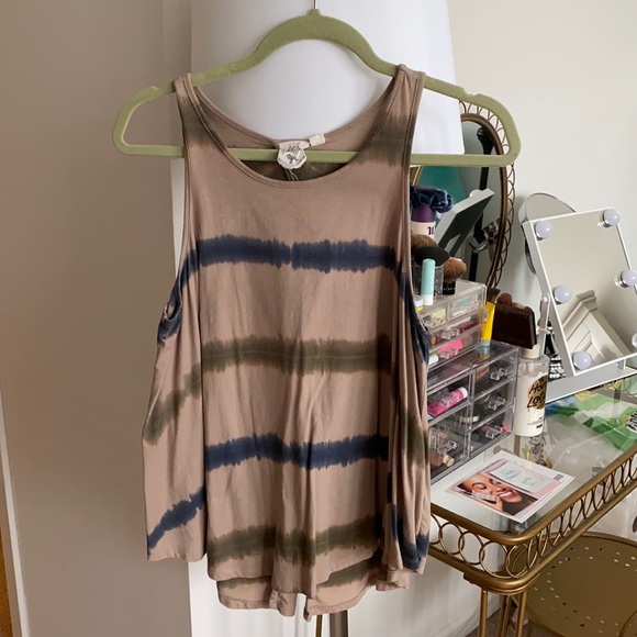 Tank - Picture 1 of 2